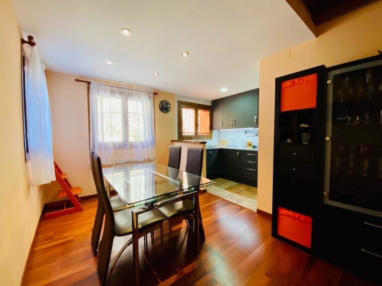 comedor y cocina al fondo
