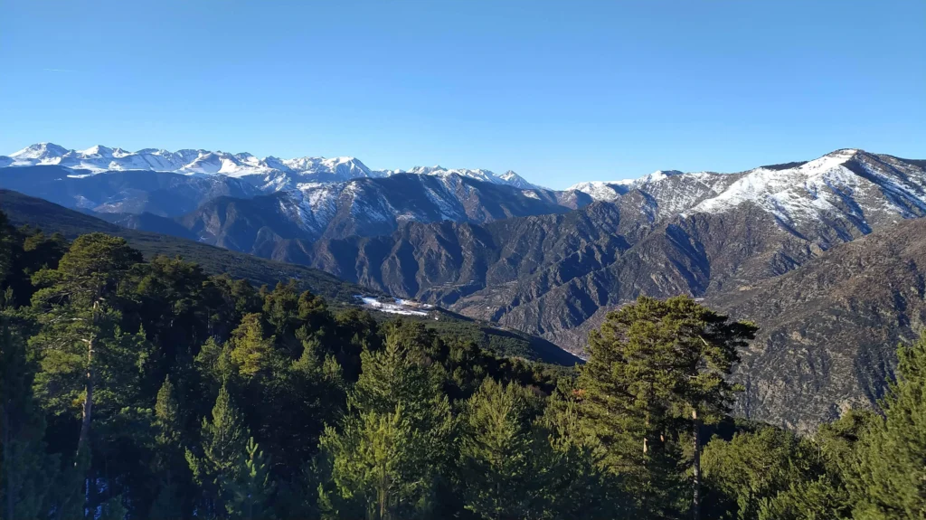 montañas con nieve en la parte alta